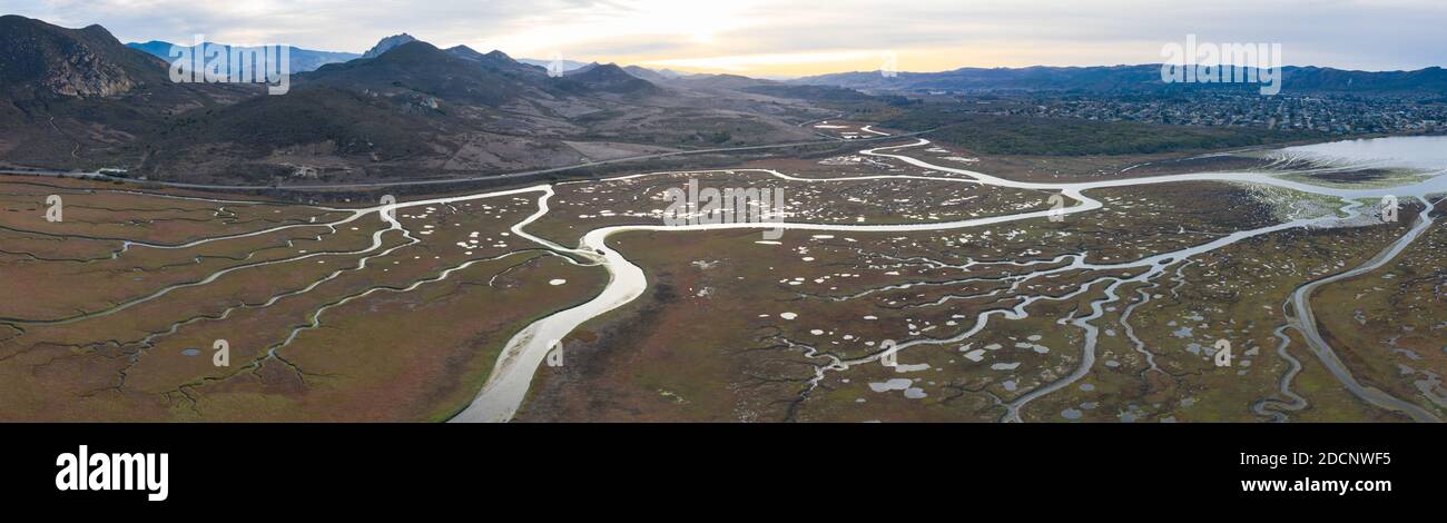Gli stretti canali si snodano attraverso un bellissimo estuario della California centrale. Gli estuari si formano quando il runoff d'acqua dolce si incontra e si mescola con l'acqua di mare. Foto Stock