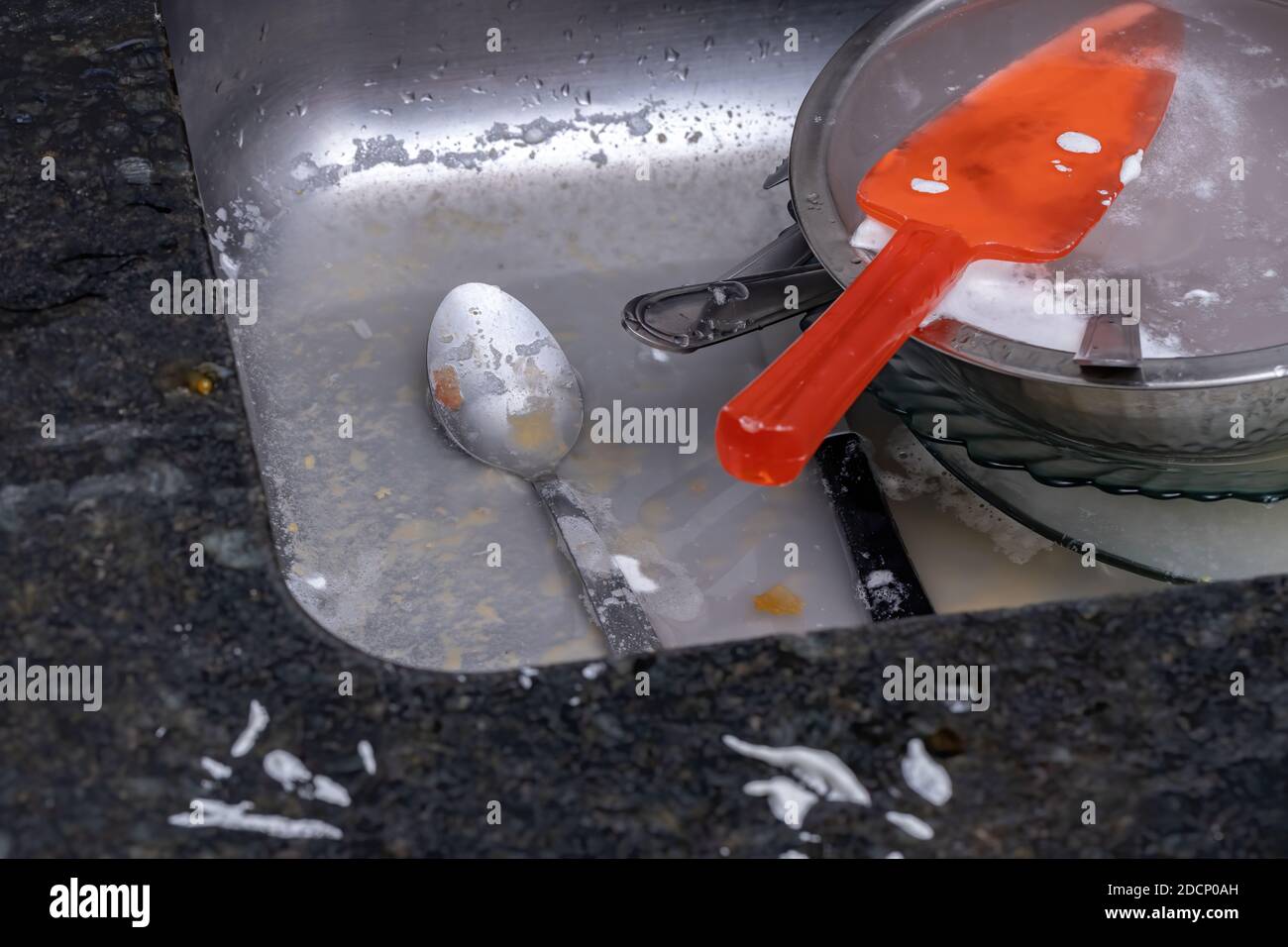 piatti sporchi nel lavandino con cucchiaio evidenziato Foto Stock