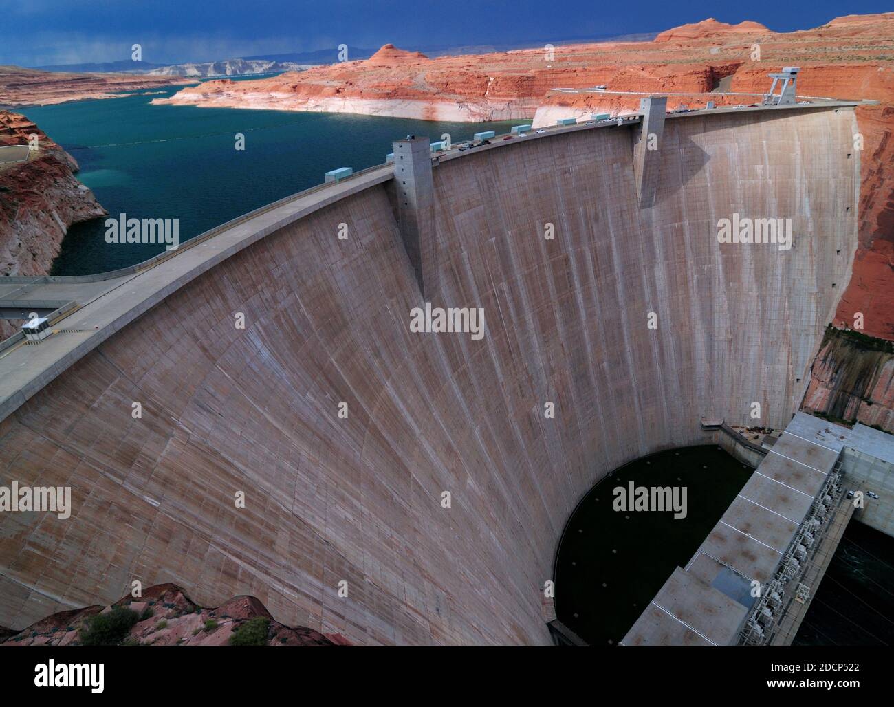 Vista dal centro visitatori di Carl Hayden al Glen Canyon Dam presso il lago Powell in un'estate calda e soleggiata Giorno con un temporale che si avvicina Foto Stock