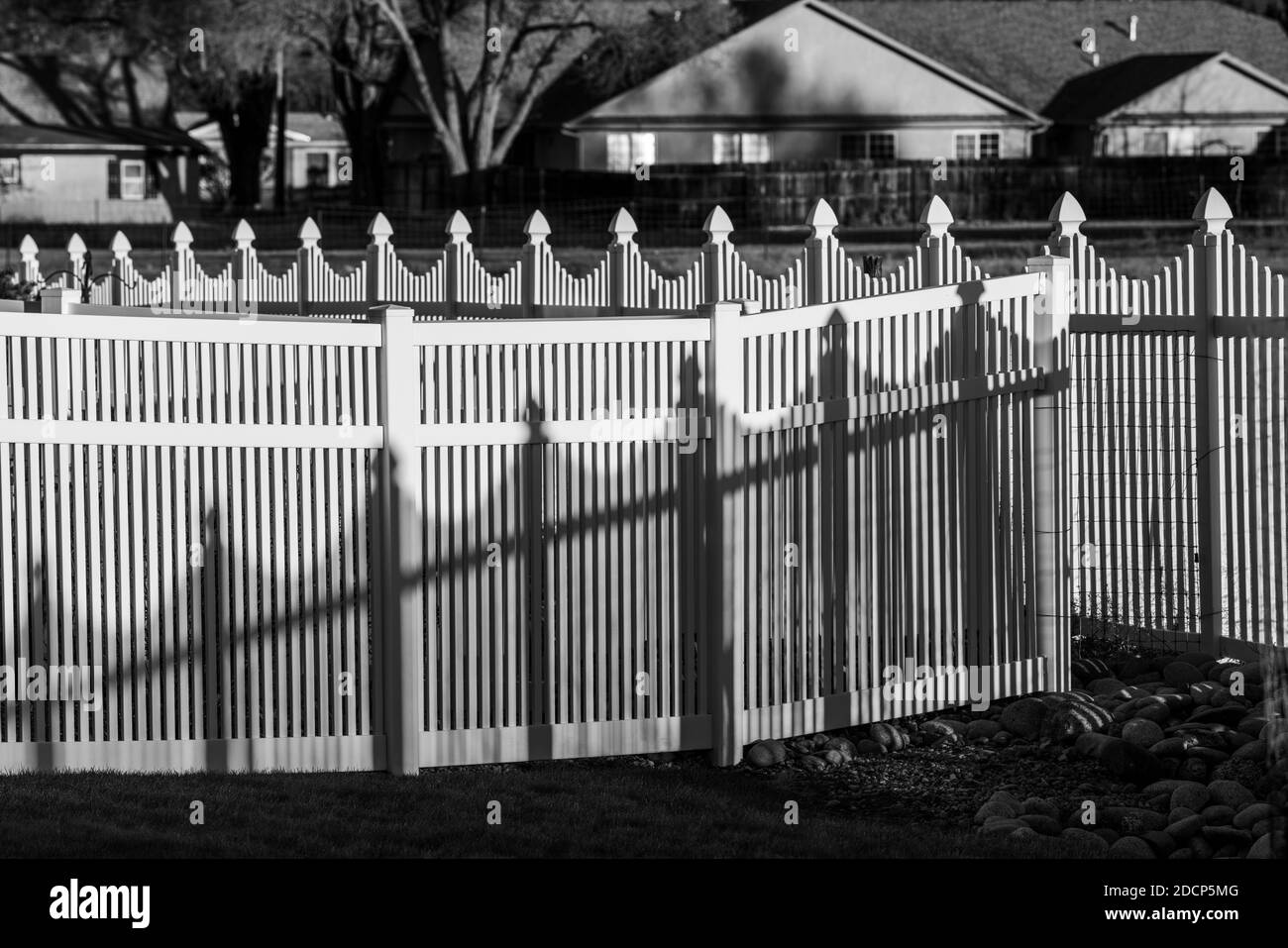 Vista in bianco e nero di recinzione e ombre in stile picket in vinile bianco; Salida; Colorado; USA Foto Stock