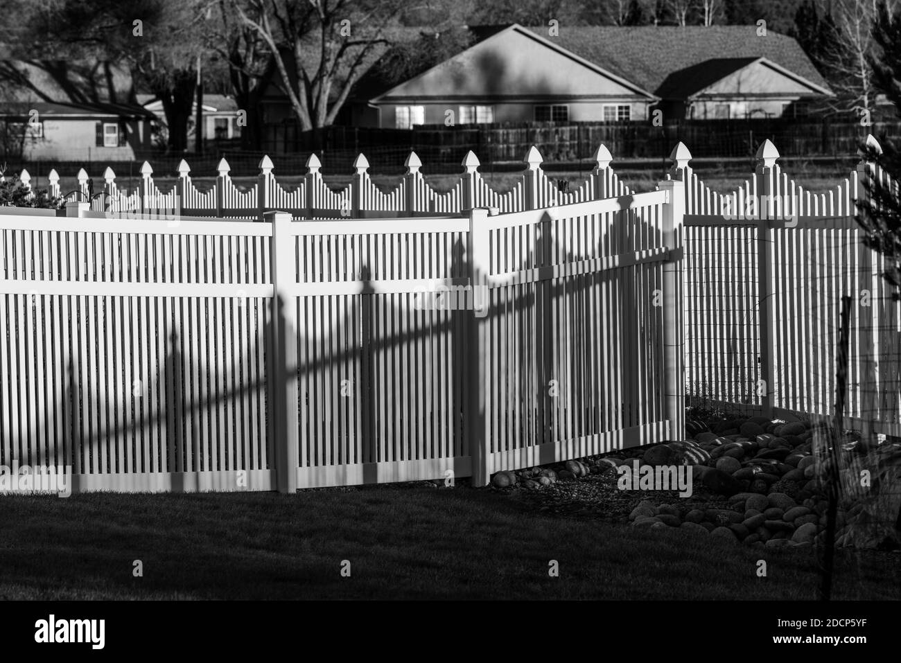 Vista in bianco e nero di recinzione e ombre in stile picket in vinile bianco; Salida; Colorado; USA Foto Stock