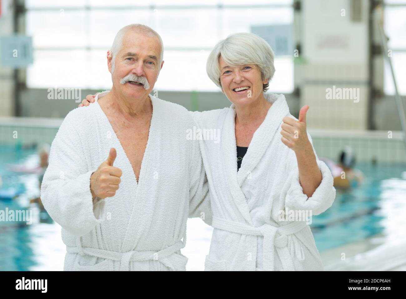 coppia godendo vicino alla piscina Foto Stock