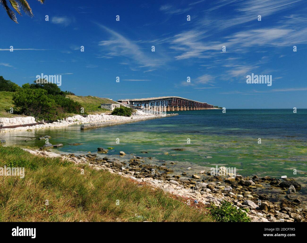 Vista dell'Old Bahia Honda Bridge, parte dei Florida Keys Overseas Heritage Trails, da West Summerland Key in UN giorno d'autunno soleggiato con un SK blu chiaro Foto Stock