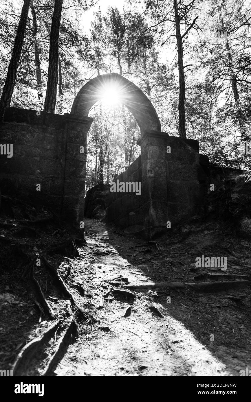 Cancello abbandonato in pietra con arco gotico vicino Mala Skala, Repubblica Ceca immagine in bianco e nero. Foto Stock