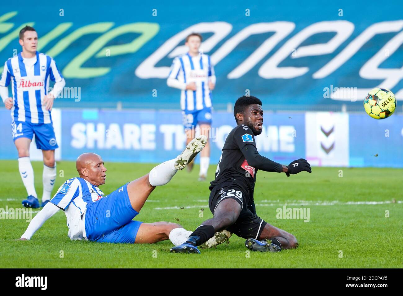 Odense, Danimarca. 22 novembre 2020. Ayo Simon Okosun (20) di OB e Victor Ekani (29) di Sonderjyske visto durante la partita 3F Superliga tra Odense Boldklub e Sonderjyske al Nature Energy Park di Odense. (Photo Credit: Gonzales Photo/Alamy Live News Foto Stock