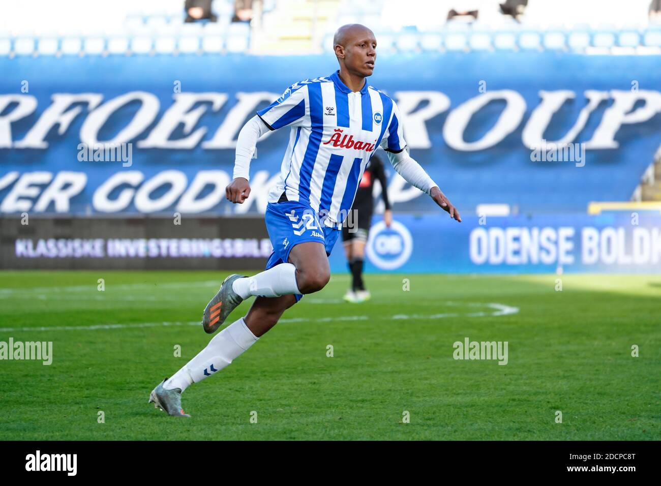 Odense, Danimarca. 22 novembre 2020. Ayo Simon Okosun (20) di OB visto durante il 3F Superliga match tra Odense Boldklub e Sonderjyske al Nature Energy Park di Odense. (Photo Credit: Gonzales Photo/Alamy Live News Foto Stock