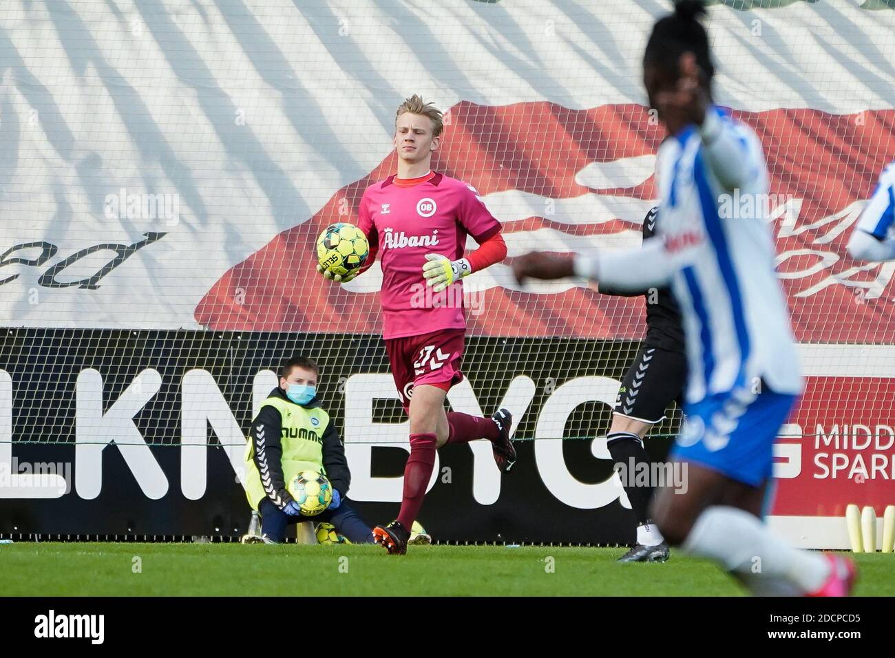 Odense, Danimarca. 22 novembre 2020. Portiere Oliver Christensen (27) di OB visto durante la partita 3F Superliga tra Odense Boldklub e Sonderjyske al Nature Energy Park di Odense. (Photo Credit: Gonzales Photo/Alamy Live News Foto Stock