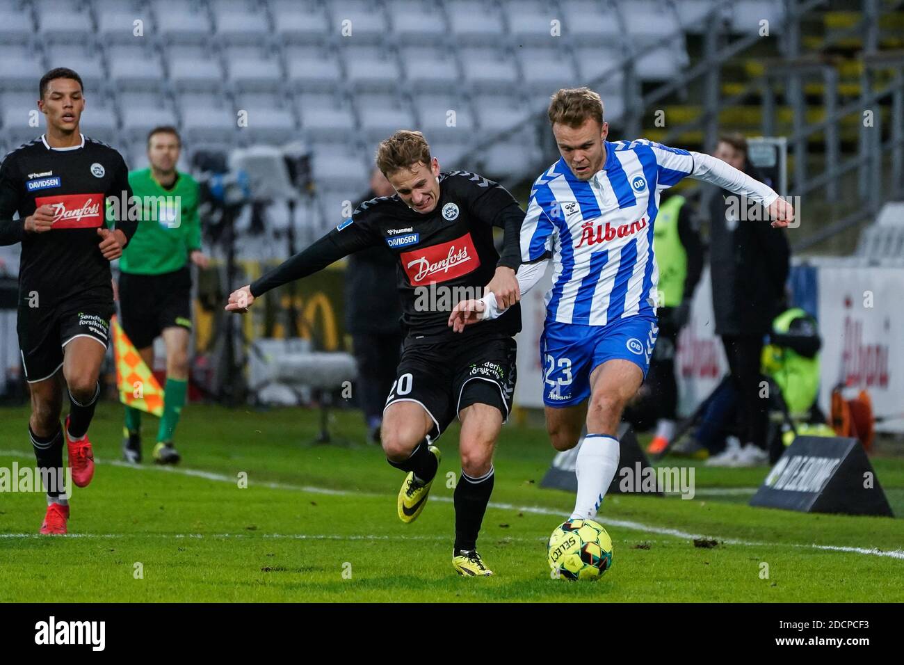 Odense, Danimarca. 22 novembre 2020. Troels Klove (23) di OB e Peter Christiansen (20) di Sonderjyske visto durante il 3F Superliga match tra Odense Boldklub e Sonderjyske al Nature Energy Park di Odense. (Photo Credit: Gonzales Photo/Alamy Live News Foto Stock