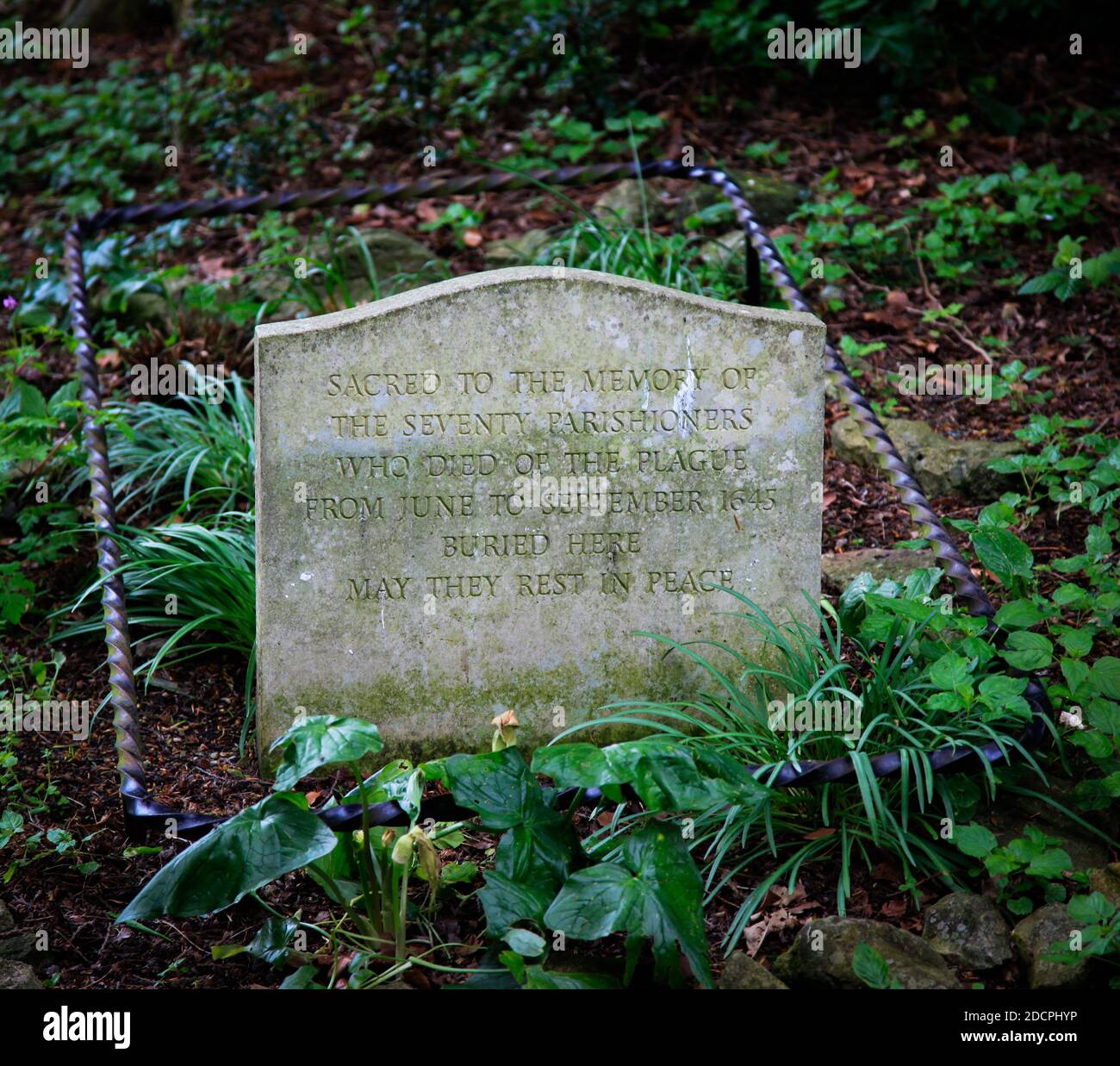 Una lapide recita: 'In memoria dei Settanta parrocchiani morti della peste del 1645', East Coker, Somerset County, Inghilterra, Foto Stock