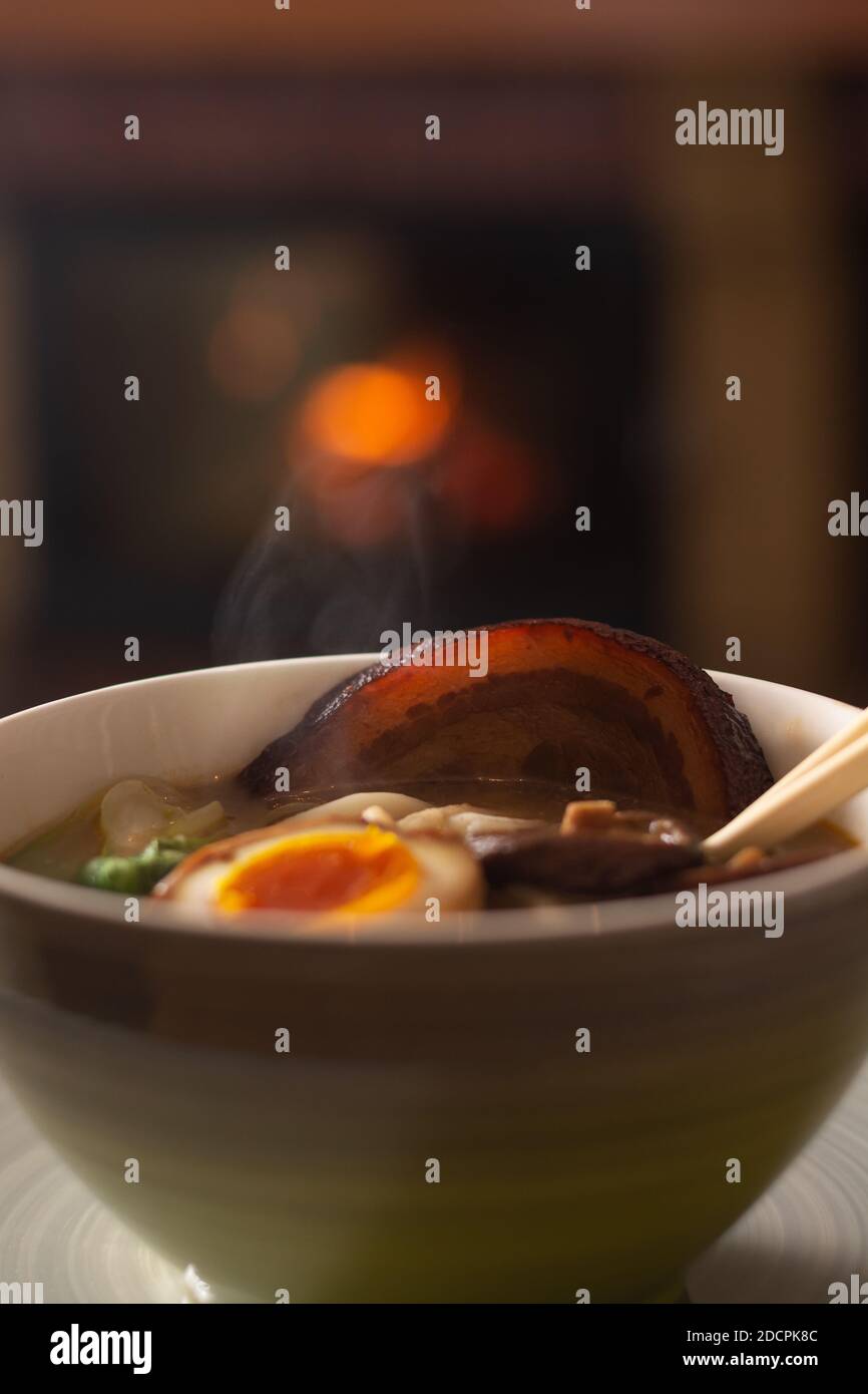 Zuppa giapponese di ramen con maiale (chasu), uovo marinato, pak choi, shiitake, tofu affumicato e tagliatelle Foto Stock