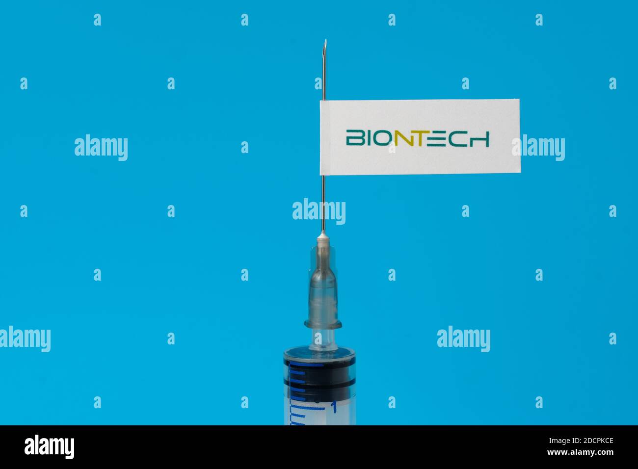Stafford / Regno Unito - Novembre 22 2020: BionTech vaccino Covid-19 concetto. Ago della siringa e adesivo su di esso, sfondo sfocato. Foto vera, no Foto Stock
