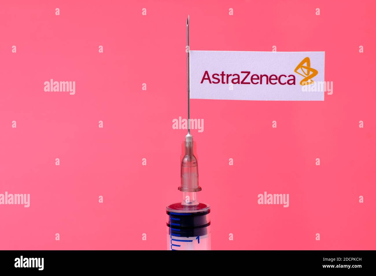 Stafford / Regno Unito - Novembre 22 2020: AstraZeneca Oxford Vaccine Covid-19 Concept. Ago della siringa e adesivo su di esso, sfondo sfocato. Reale Foto Stock
