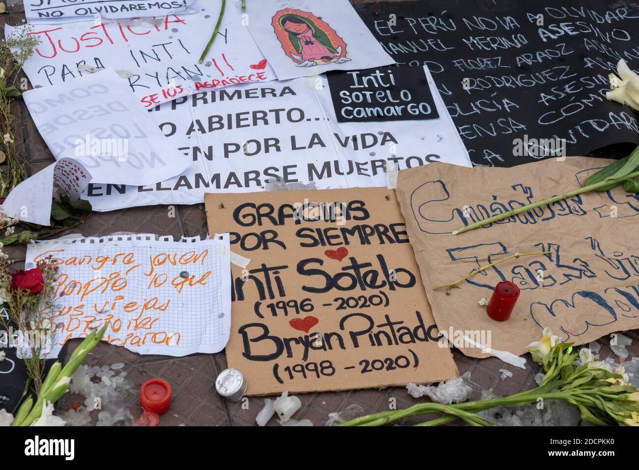 Un tributo a Miraflores, Perù, ai due giovani che sono stati uccisi dalla polizia durante le manifestazioni politiche sulla presidenza Foto Stock