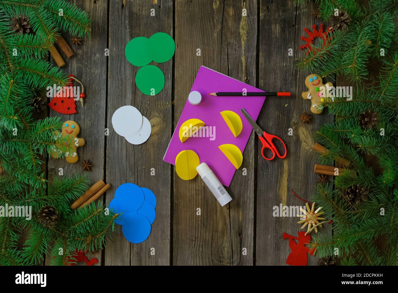 Fai da te Natale e felice anno nuovo biglietto di saluto su un tavolo di legno con albero Branches.Christmas instructions.decorations.Children's creatività. Foto Stock
