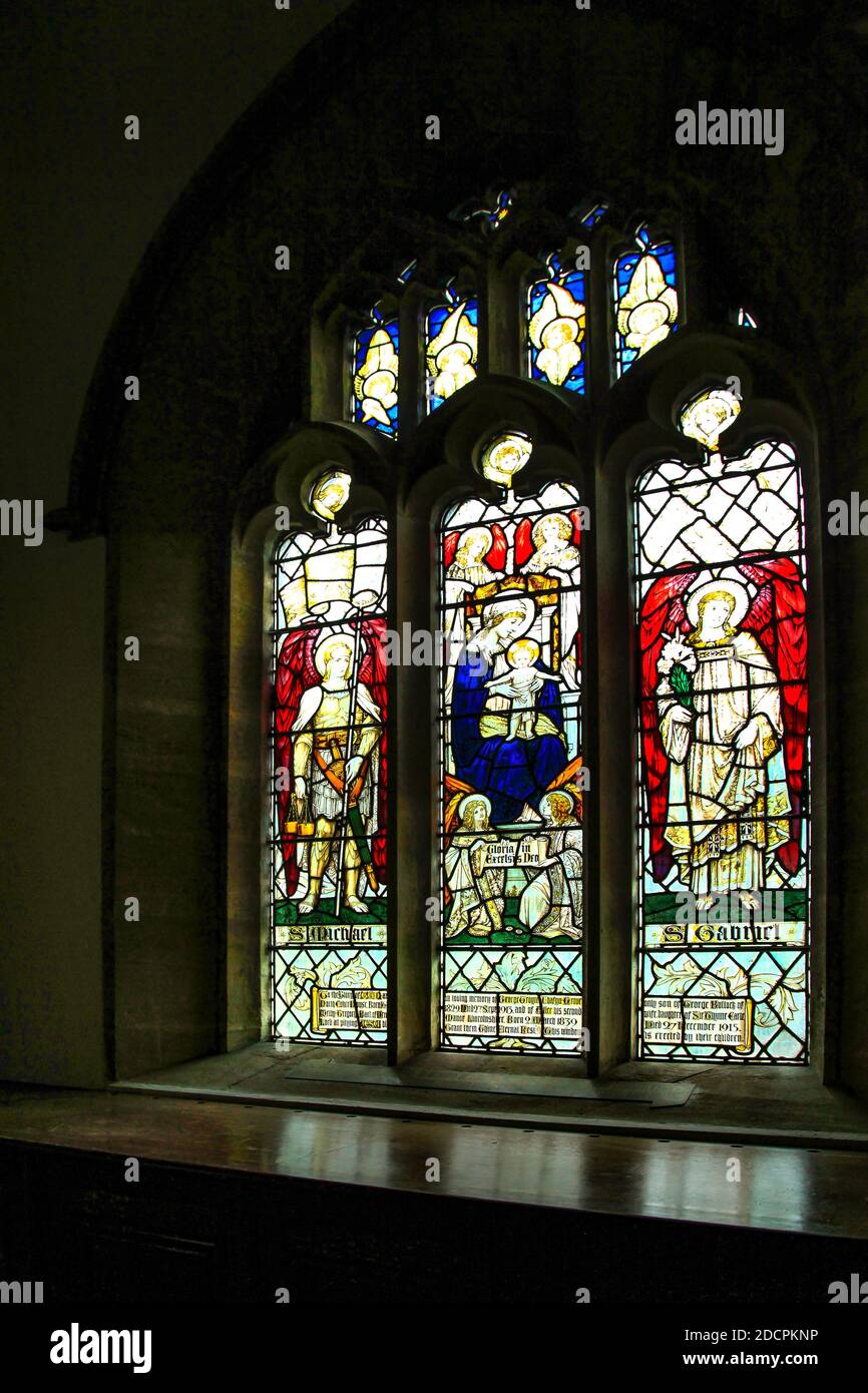 Vetro colorato classico in alcova presso la chiesa di St Michael & All Angels nella contea di Somerset, East Coker, Inghilterra, sede dell'internamento delle ceneri di TS Eliot Foto Stock