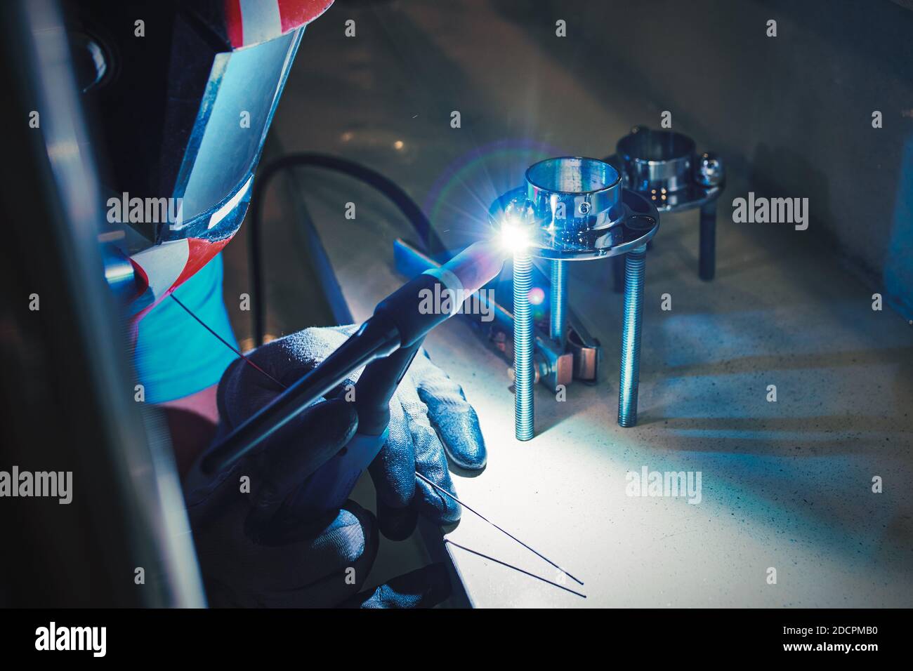 Mani uomo con saldatrice argon. Tubo di riparazione costruzione industriale saldatura argon inox Foto Stock