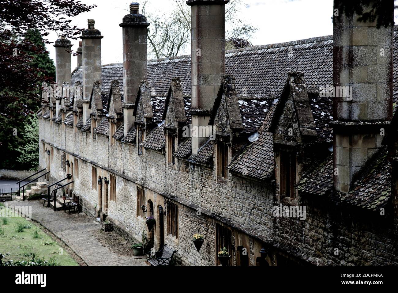 Un gioiello architettonico storico, gli Helyar Almshouses, costruito in pietra locale Ham nel 1640-60, nel villaggio di East Coker, Somerset, Inghilterra. Foto Stock