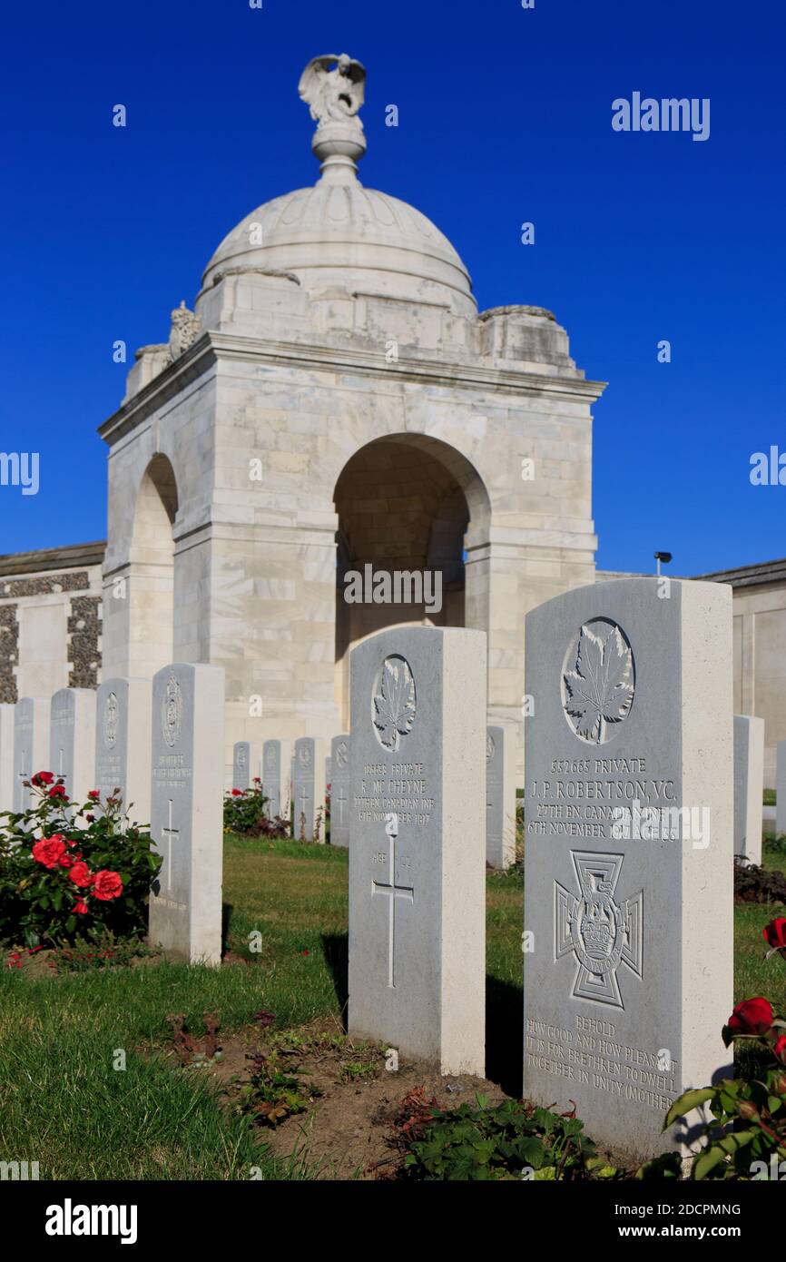 Tomba della Croce Victoria canadese destinatario privato James Peter Robertson (1883-1917) al Tyne Cot Cemetery a Zonnebeke, Belgio Foto Stock