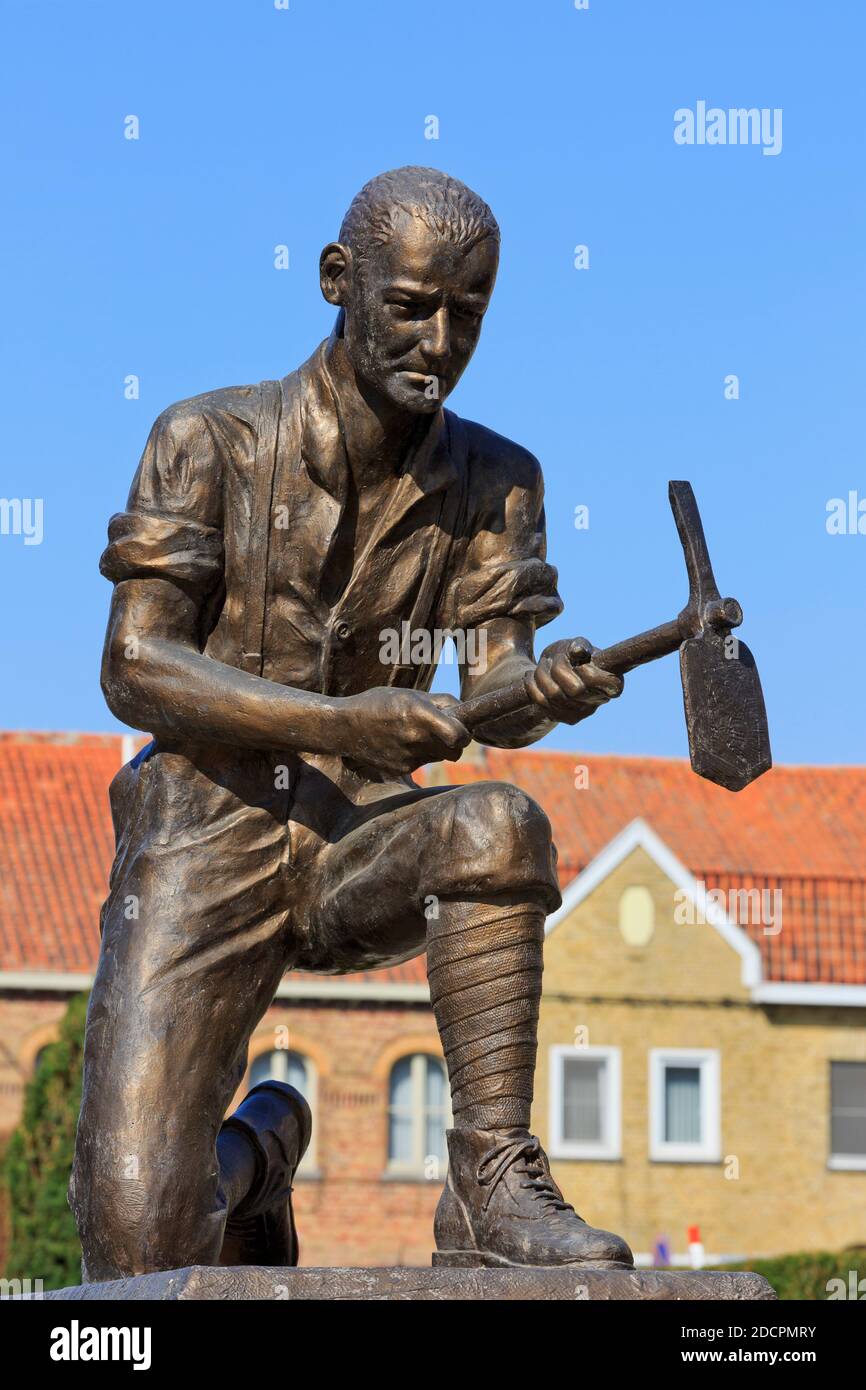 Il minore di Jan Dieusaert (1938-), una statua di un tunneler inglese della prima guerra mondiale, durante la battaglia di Messines del 1917 a WIJTSCHATE, Belgio Foto Stock