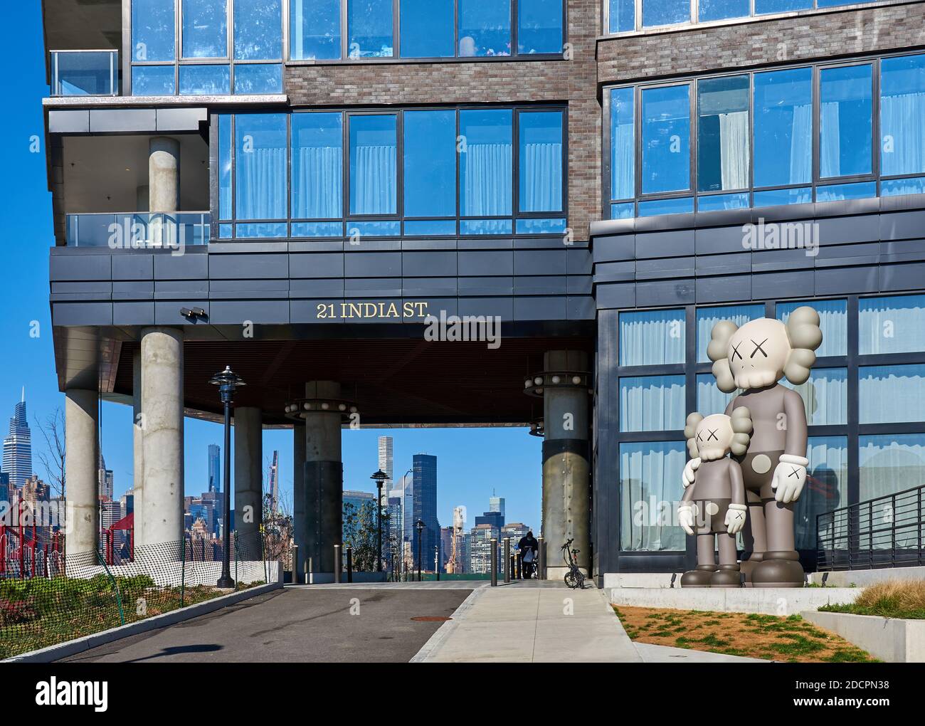 Brooklyn, NY - Novembre 14 2020: L'ingresso porte-cochree a 21 India Street, il grattacielo residenziale a Greenpoint è fiancheggiato da un grande sculp Foto Stock