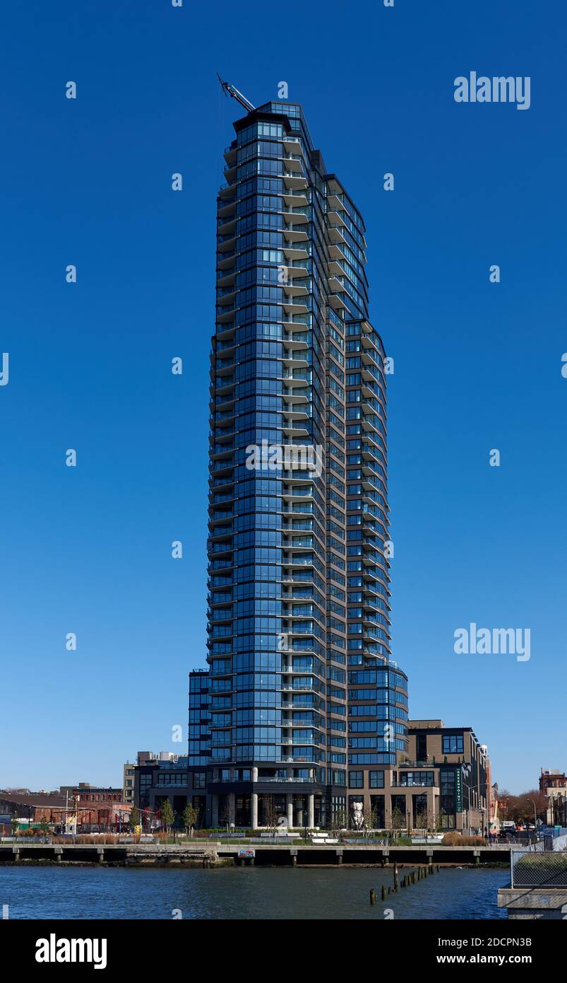 Brooklyn, NY - Novembre 14 2020: Una vista del Greenpoint a 21 India Street, una torre residenziale contemporanea a 39 piani sull'East River Waterfro Foto Stock