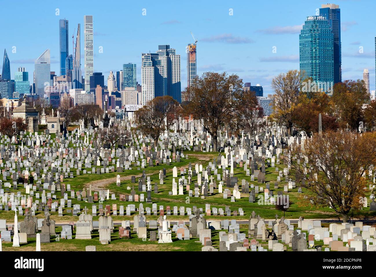 Queens, NY - Novembre 16 2020: Cimitero di cavalleria a Queens, New York, di fronte allo skyline di Midtown Manhattan. Il Cimitero di Calvario ha il maggior numero o Foto Stock