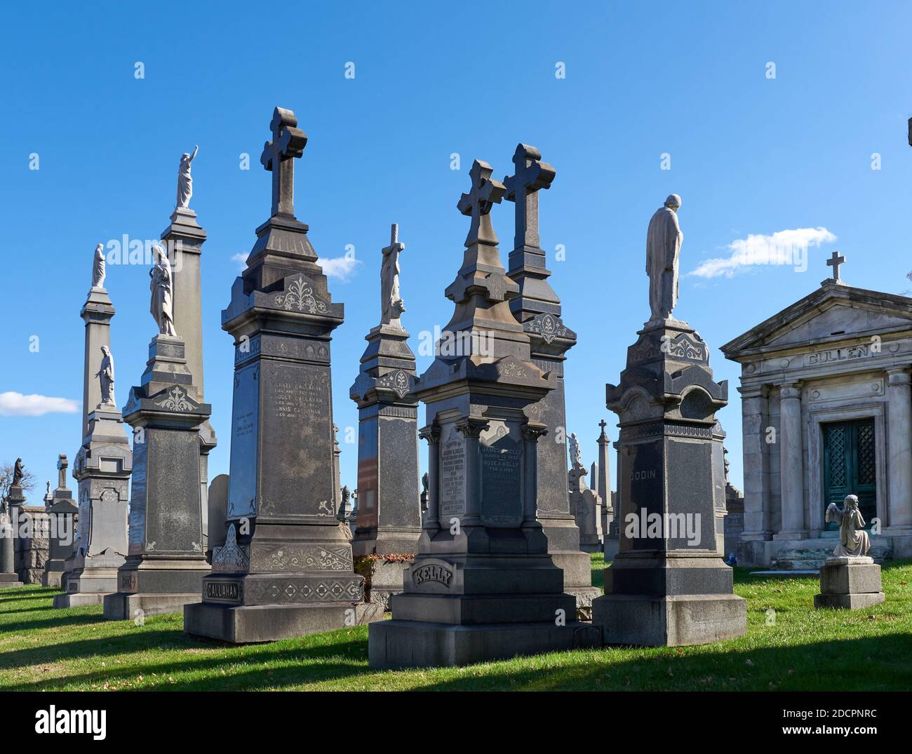 Queens, NY - Novembre 16 2020: Questi alti monumenti funebri si trovano nella vecchia sezione del Cimitero di Cavalry, fondato nel 1848. Il Calvario Cemetery ha il Foto Stock