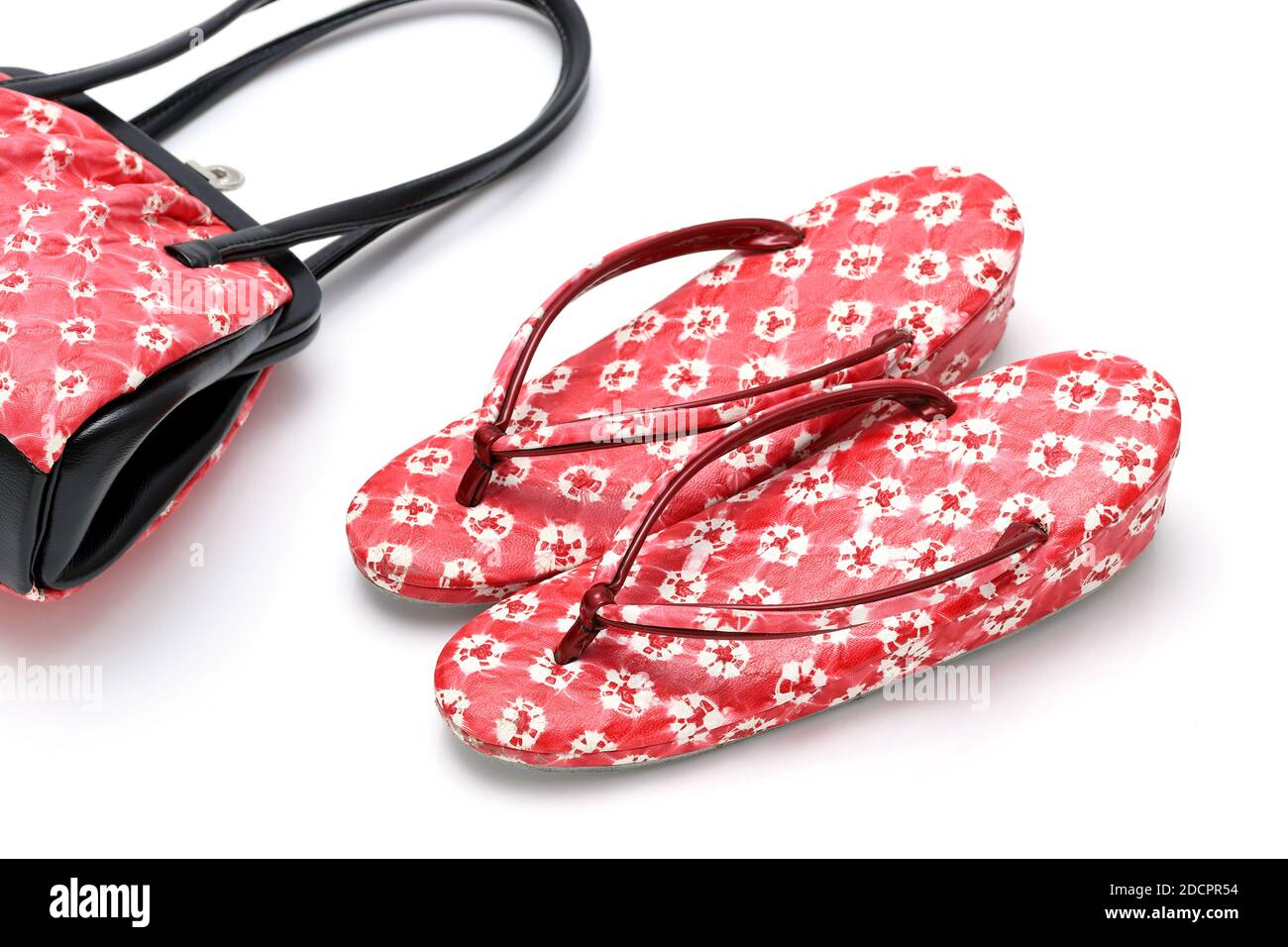 Sandali tradizionali giapponesi Zori con borsa isolata su sfondo bianco Foto Stock