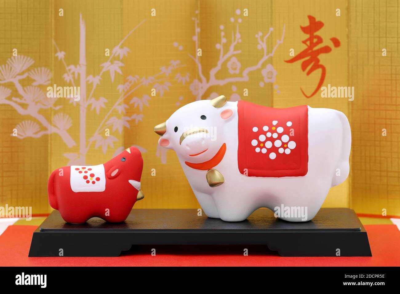 Bambole di Usi Cow. Tessera giapponese per il nuovo anno. Giapponese nuovo anno mucca oggetto. Parola giapponese di questa fotografia significa 'celebrazione o congraturazioni' Foto Stock