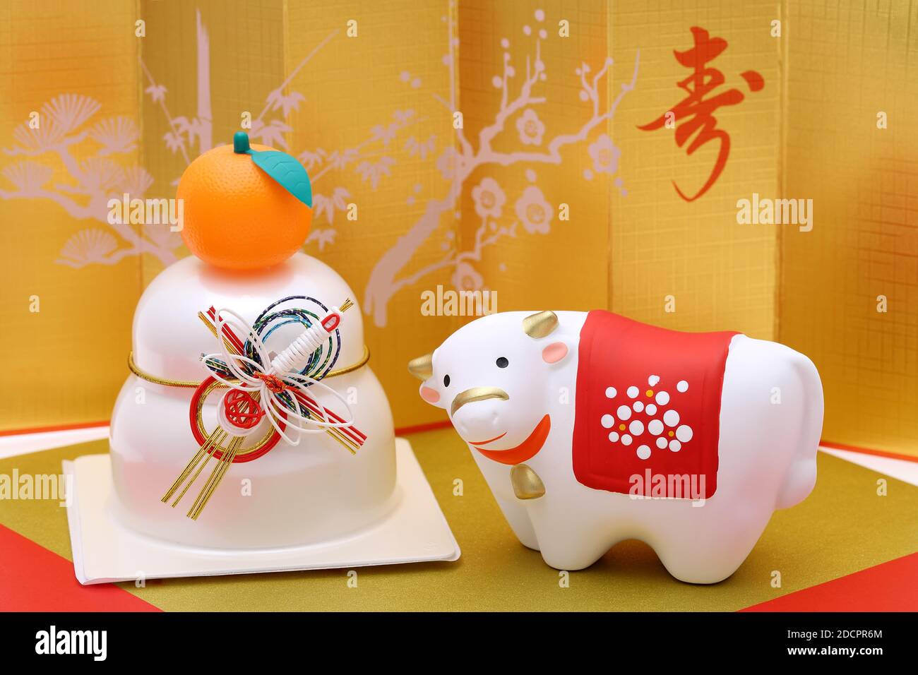 Bambole di Usi Cow. Tessera giapponese per il nuovo anno. Giapponese nuovo anno mucca oggetto. Parola giapponese di questa fotografia significa 'celebrazione o congraturazioni' Foto Stock