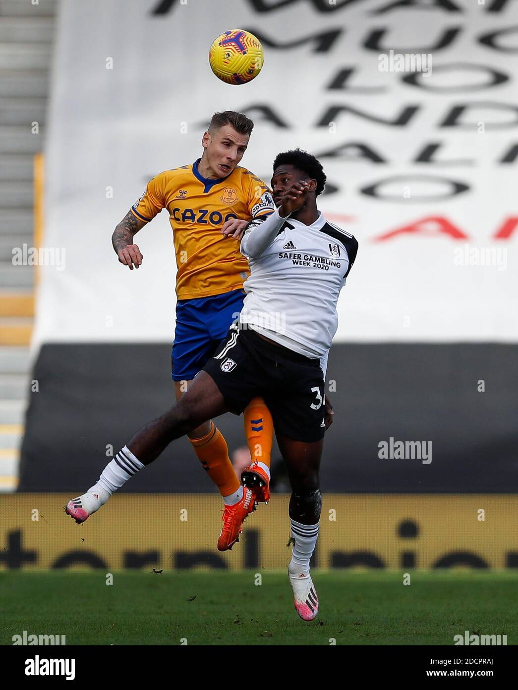 Londra, Gran Bretagna. 22 novembre 2020. Ola Aina (R) di Fulham vies con Lucas Digne di Everton durante la Premier League inglese tra Fulham ed Everton a Londra, Gran Bretagna, 22 novembre 2020. Credit: Han Yan/Xinhua/Alamy Live News Foto Stock