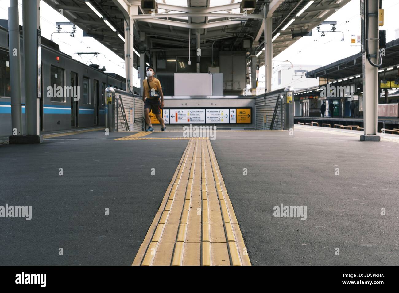 Piattaforma alla stazione di Nakano a Tokyo, Giappone Foto Stock