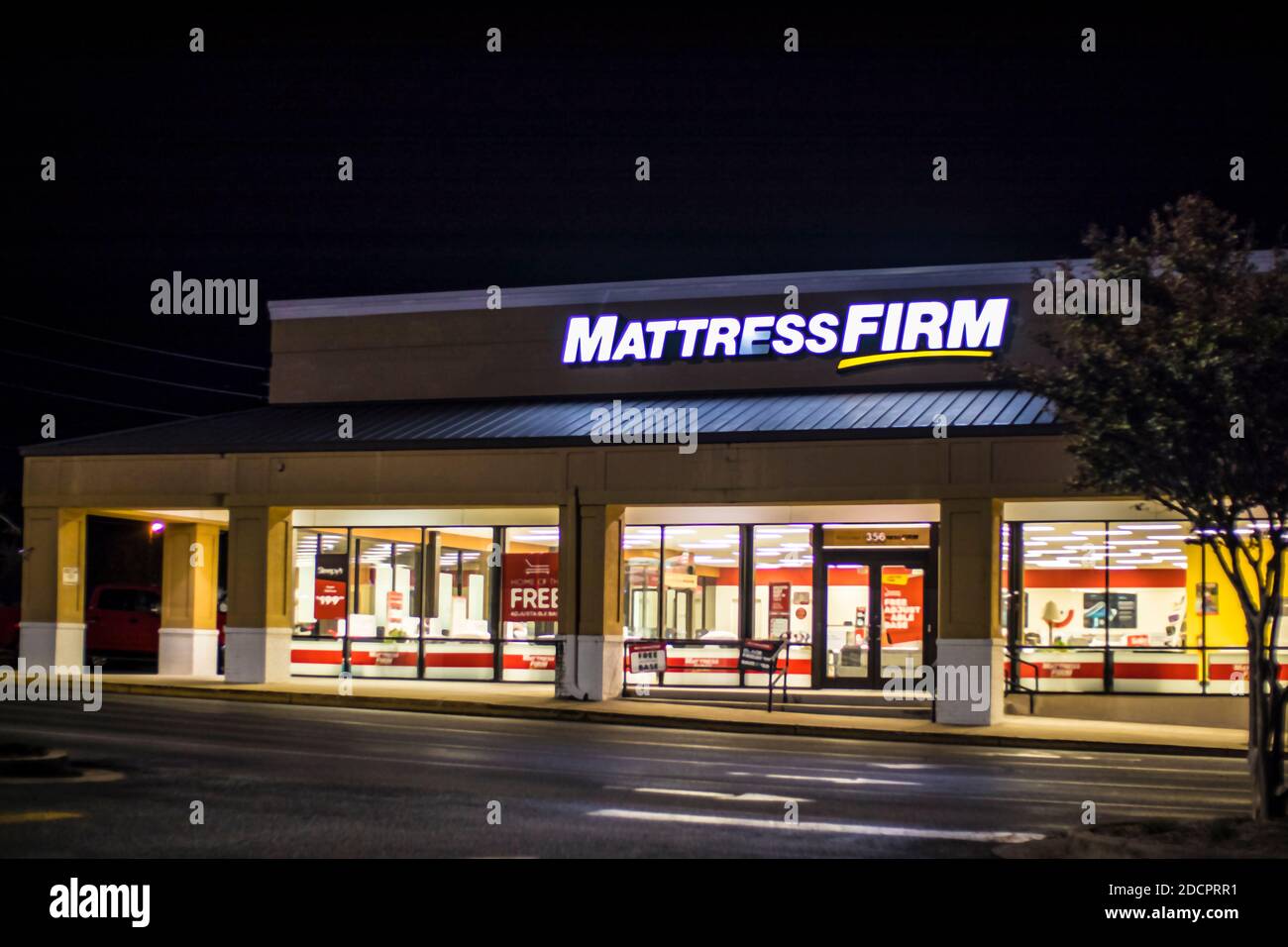 Nord Augusta, SC / USA - 11 20 20: Ingresso al negozio di materassi di notte Foto Stock