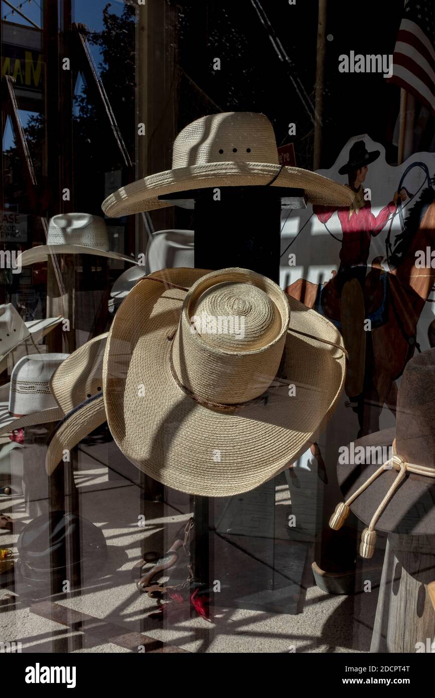 Il negozio di cappelli immagini e fotografie stock ad alta risoluzione -  Alamy