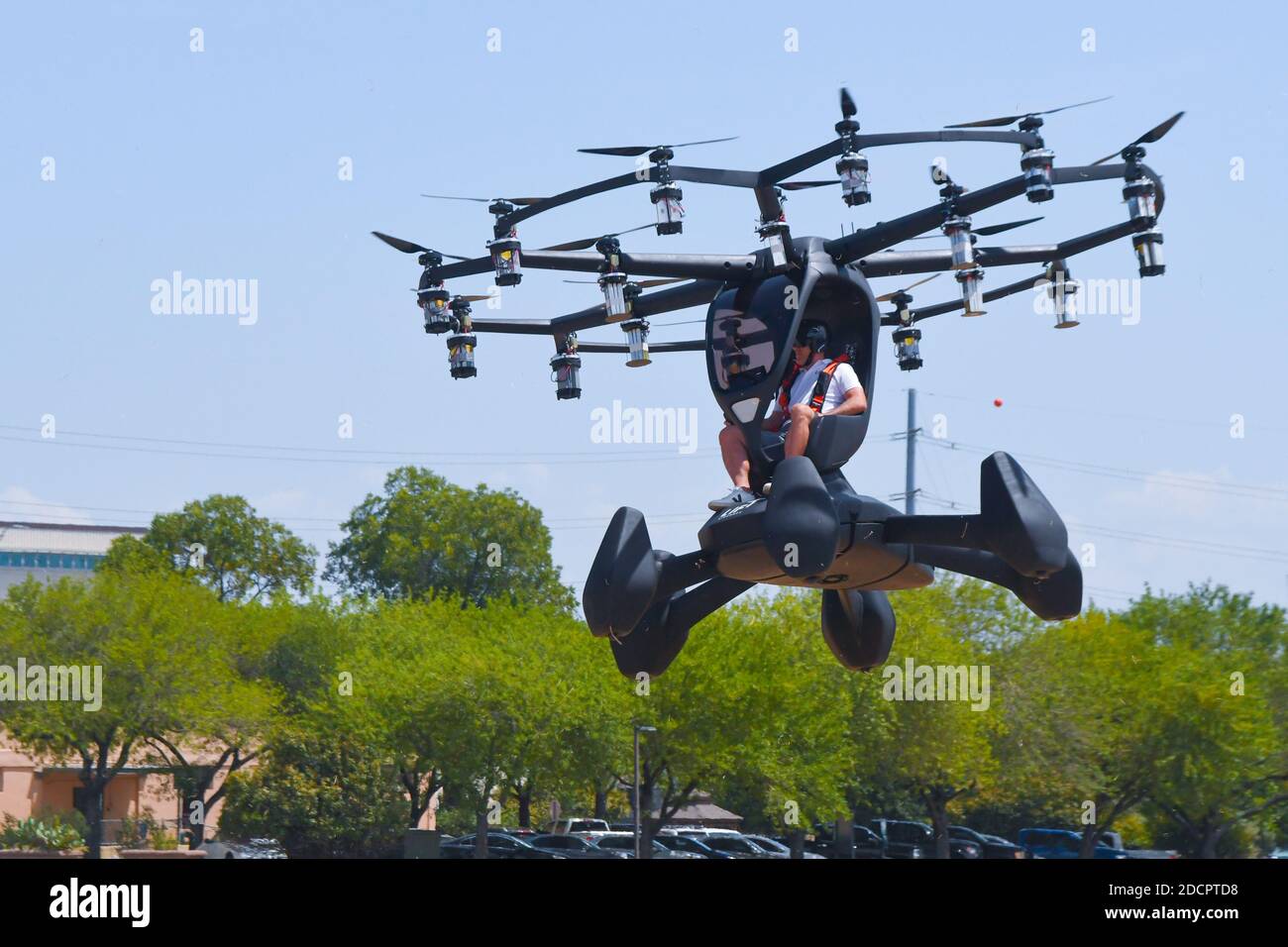 Matt Chasen, direttore generale degli AEREI DI SOLLEVAMENTO, pilota Hexa, un aereo elettrico verticale di decollo e atterraggio, durante una demo di volo per i leader dell'aeronautica a Camp Mabry 20 agosto 2020 ad Austin, Texas. Foto Stock