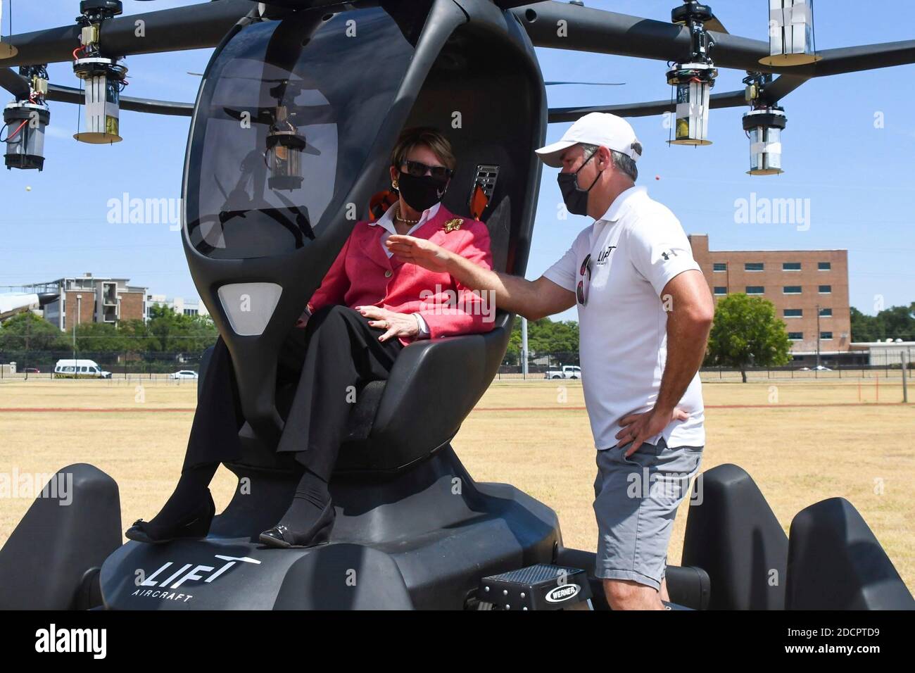 Il segretario americano dell'aeronautica Barbara Barrett siede all'interno dell'abitacolo di Hexa, un decollo verticale elettrico e un aereo di atterraggio, come Matt Chasen, direttore generale degli AEREI DI SOLLEVAMENTO discute le funzioni degli aerei durante una demo di volo a Camp Mabry 20 agosto 2020 ad Austin, Texas. Foto Stock