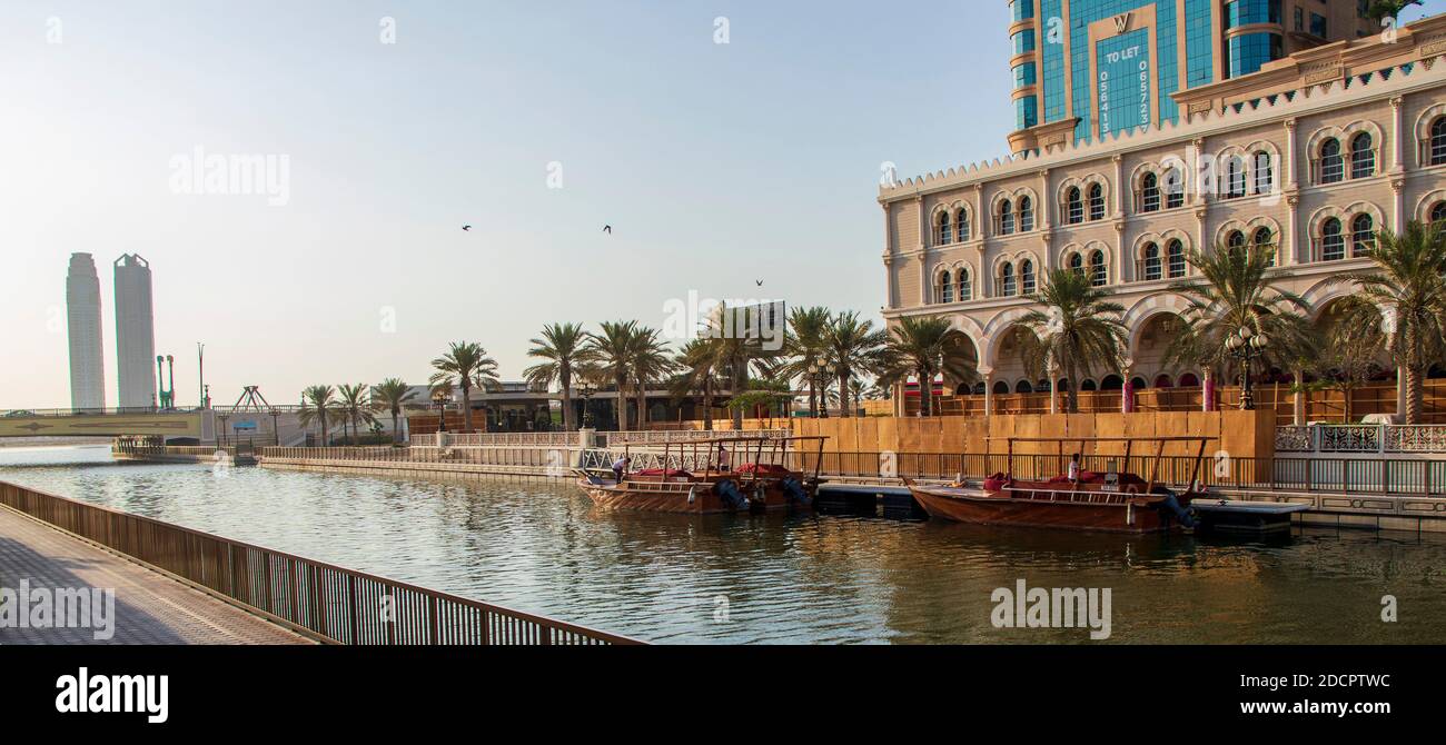 Canale Qasba nell'Emirato di Sharjah. EMIRATI ARABI UNITI. All'aperto. Foto Stock