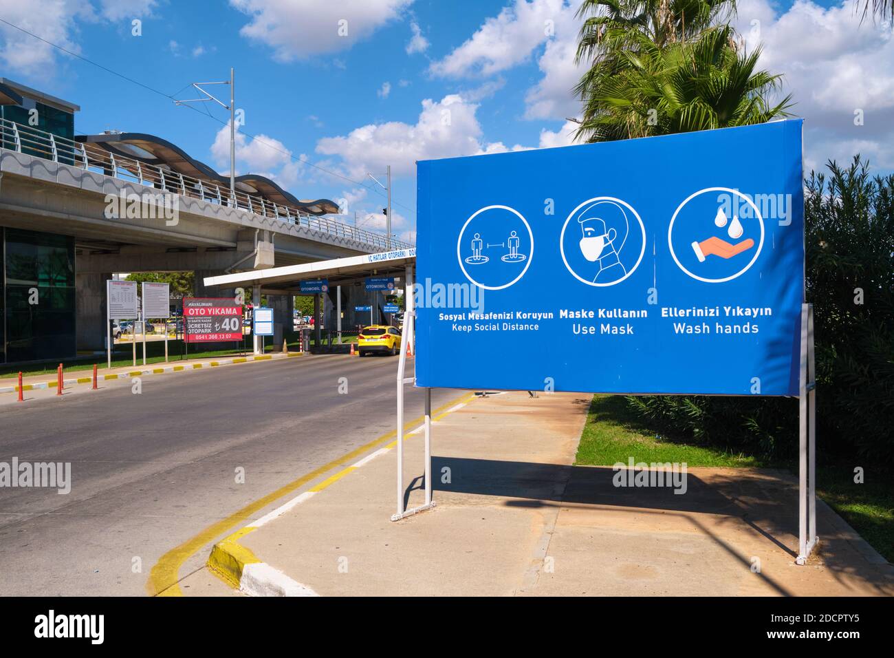 Nuove norme pandemiche sulla scheda informativa dell'aeroporto di Antalya, Turchia Foto Stock