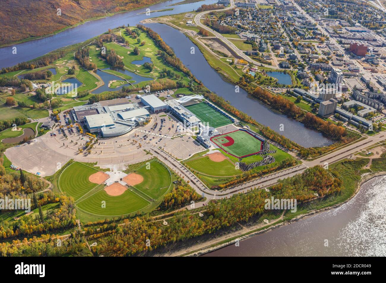 Foto aerea del MacDonald Island Park e del campo da golf Miskanaw sull'isola di MacDonald a Fort McMurray Alberta Canada. Foto Stock