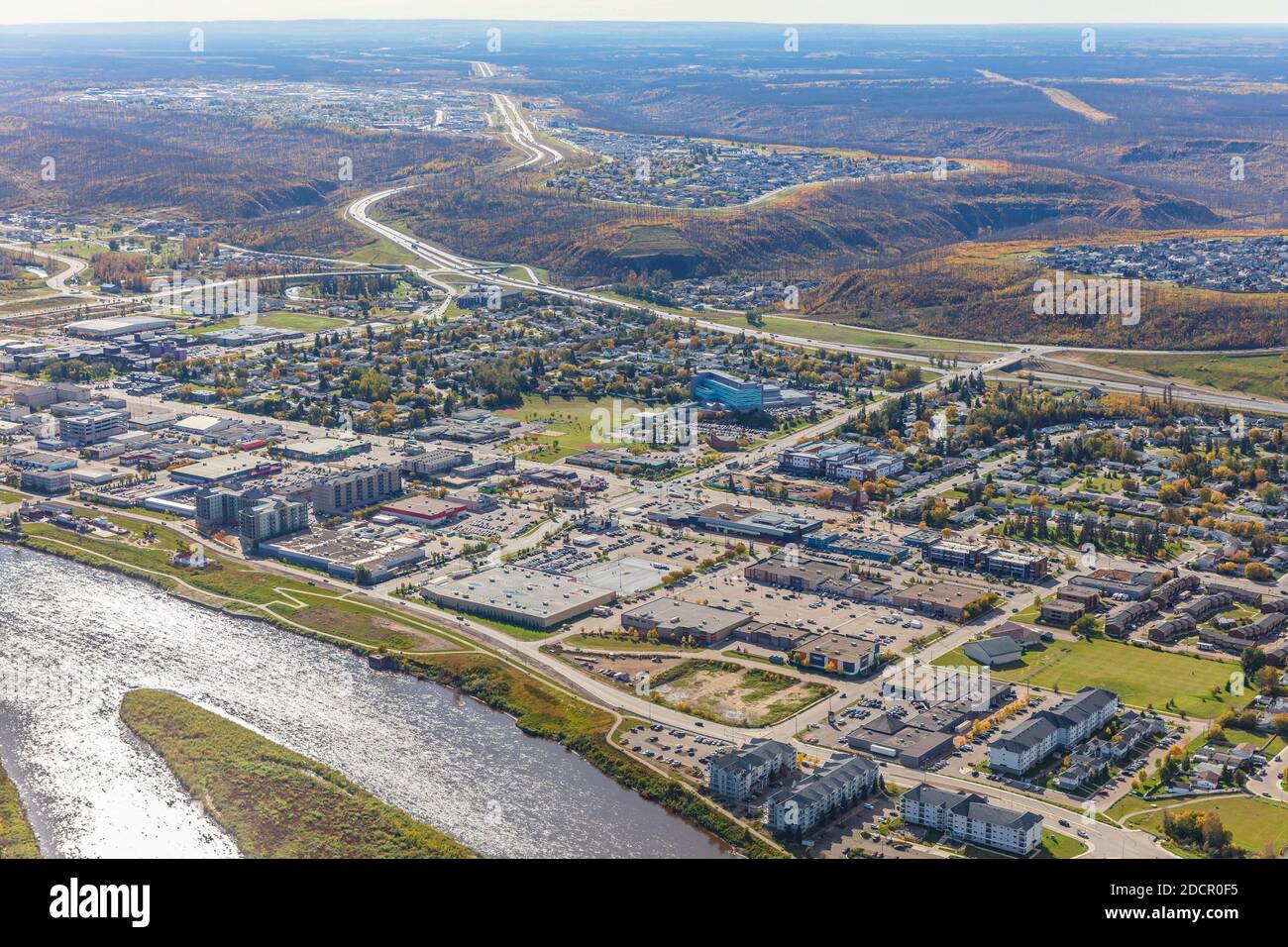 Foto aerea del fiume Clearwater e del sito della città inferiore di Fort McMurray Alberta. Foto Stock