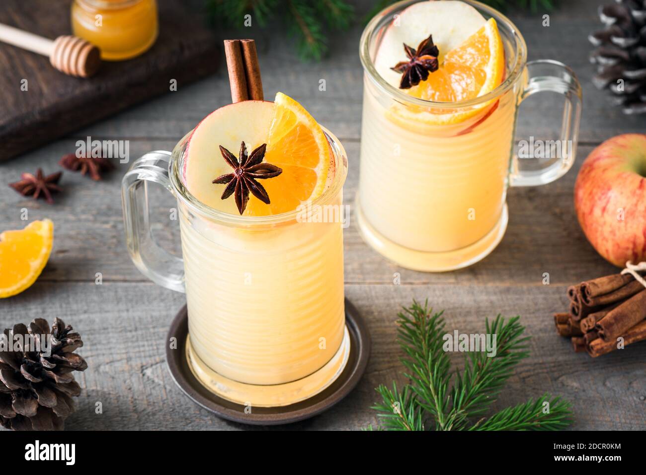 Stagionale inverno o Natale bevanda piccante caldo, sidro mulled. Bevande calde al rum, al whisky o al brandy di mele su un rustico tavolo di legno. Foto Stock