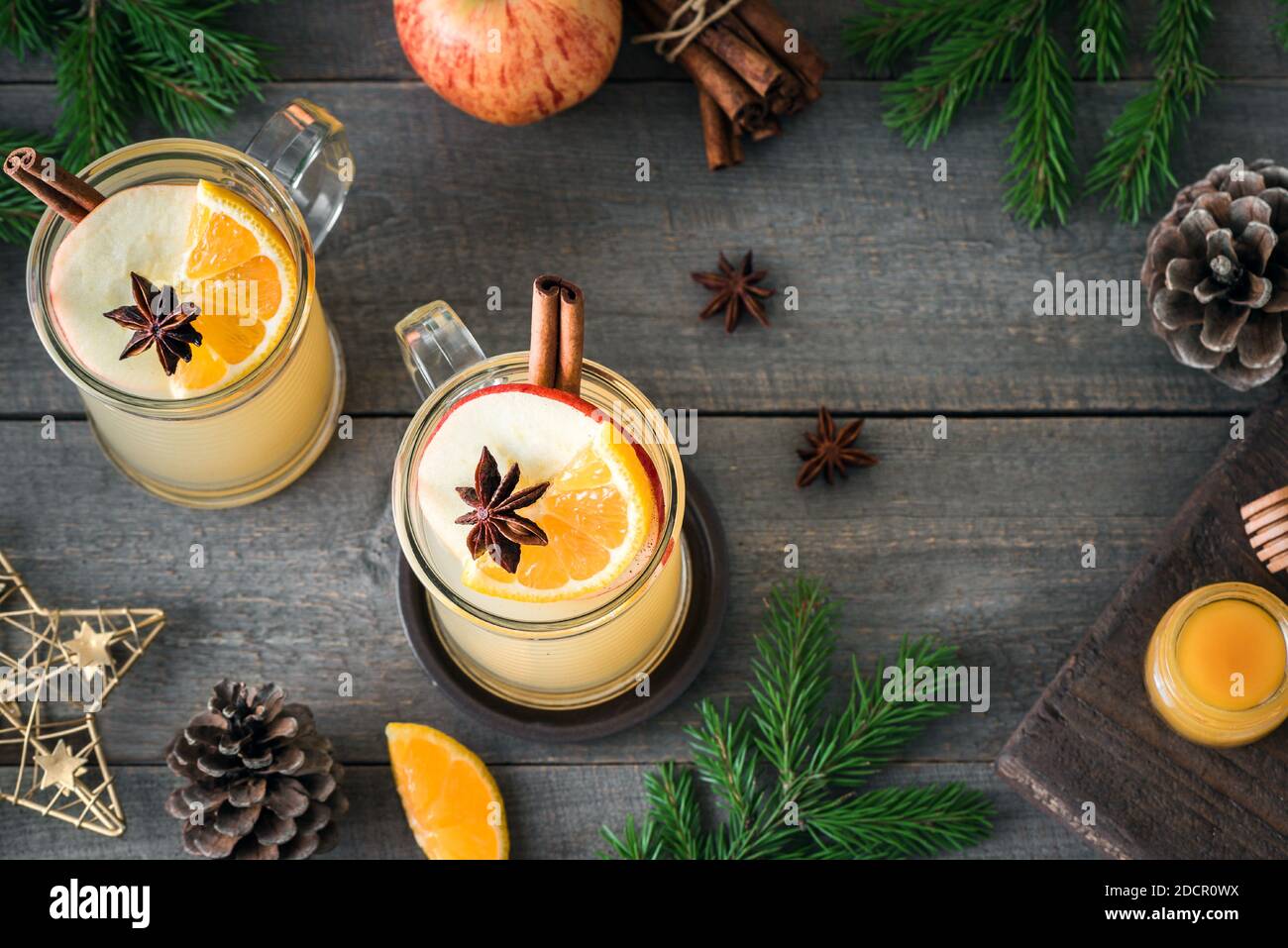 Bevande calde al rum, al whisky o al brandy di mele su un rustico tavolo di legno. Stagionale inverno o Natale bevanda piccante caldo, sidro mulled. Foto Stock