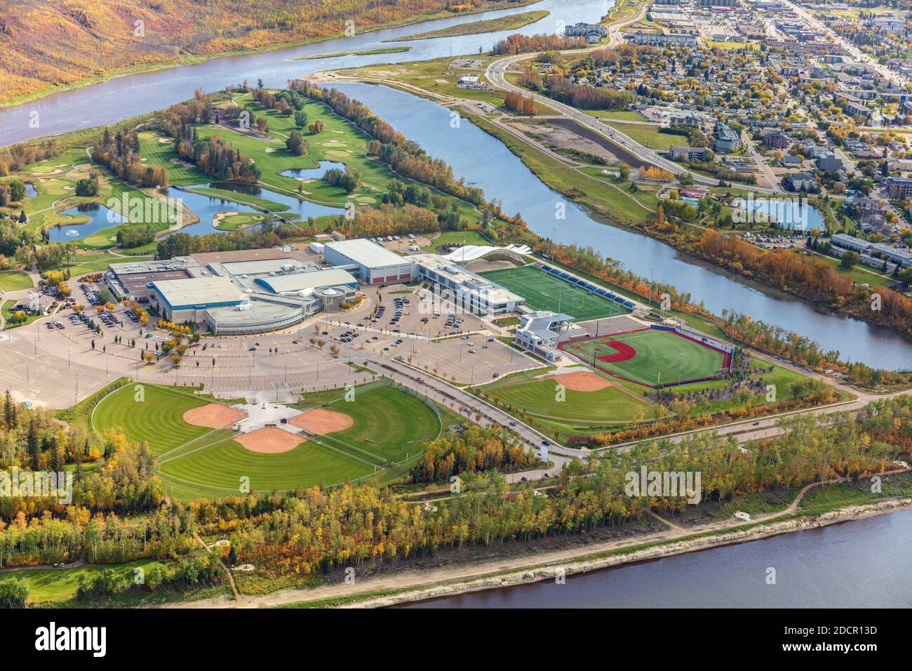 Foto aerea del MacDonald Island Park e del campo da golf Miskanaw sull'isola di MacDonald a Fort McMurray Alberta Canada. Foto Stock