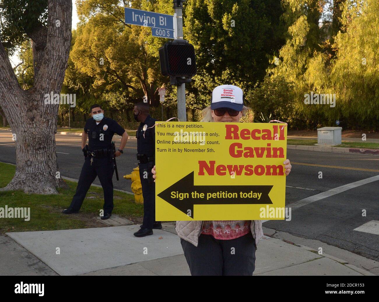 Los Angeles, Stati Uniti. 22 novembre 2020. I membri del gruppo conservatore SaveCalifornia.com protestano contro le restrizioni relative al coronavirus al di fuori della residenza ufficiale del sindaco Garcetti a Los Angeles domenica 22 novembre 2020. In mezzo a un aumento in nuovi casi COVID-19 nelle contee nel più restrittivo livello viola del sistema di monitoraggio del coronavirus dello stato, Garcetti e Gov. Gavin Newsom ha emesso un 'Limited Stay at Home Order' che proibisce tutti 'lavori, movimenti e incontri non essenziali' tra le 10 e le 5 Foto di Jim Ruymen/UPI Credit: UPI/Alamy Live News Foto Stock