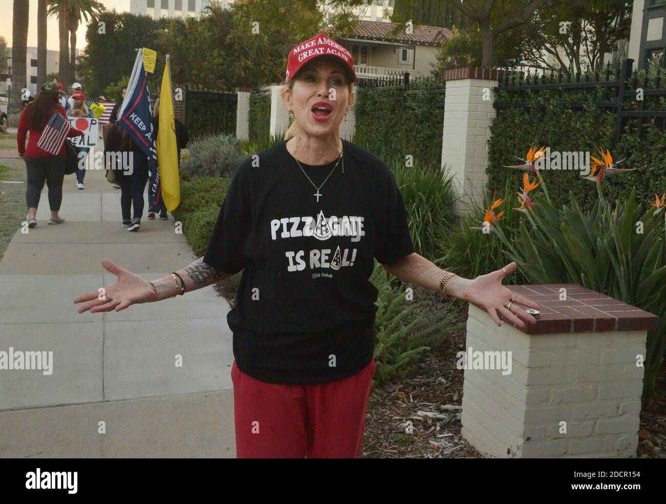 Los Angeles, Stati Uniti. 22 novembre 2020. I membri del gruppo conservatore SaveCalifornia.com protestano contro le restrizioni relative al coronavirus al di fuori della residenza ufficiale del sindaco Garcetti a Los Angeles domenica 22 novembre 2020. In mezzo a un aumento in nuovi casi COVID-19 nelle contee nel più restrittivo livello viola del sistema di monitoraggio del coronavirus dello stato, Garcetti e Gov. Gavin Newsom ha emesso un 'Limited Stay at Home Order' che proibisce tutti 'lavori, movimenti e incontri non essenziali' tra le 10 e le 5 Foto di Jim Ruymen/UPI Credit: UPI/Alamy Live News Foto Stock