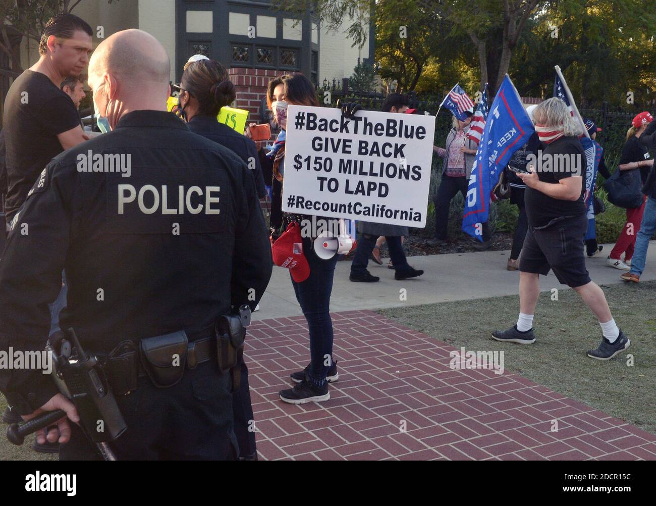 Los Angeles, Stati Uniti. 22 novembre 2020. I membri del gruppo conservatore SaveCalifornia.com protestano contro le restrizioni relative al coronavirus al di fuori della residenza ufficiale del sindaco Garcetti a Los Angeles domenica 22 novembre 2020. In mezzo a un aumento in nuovi casi COVID-19 nelle contee nel più restrittivo livello viola del sistema di monitoraggio del coronavirus dello stato, Garcetti e Gov. Gavin Newsom ha emesso un 'Limited Stay at Home Order' che proibisce tutti 'lavori, movimenti e incontri non essenziali' tra le 10 e le 5 Foto di Jim Ruymen/UPI Credit: UPI/Alamy Live News Foto Stock
