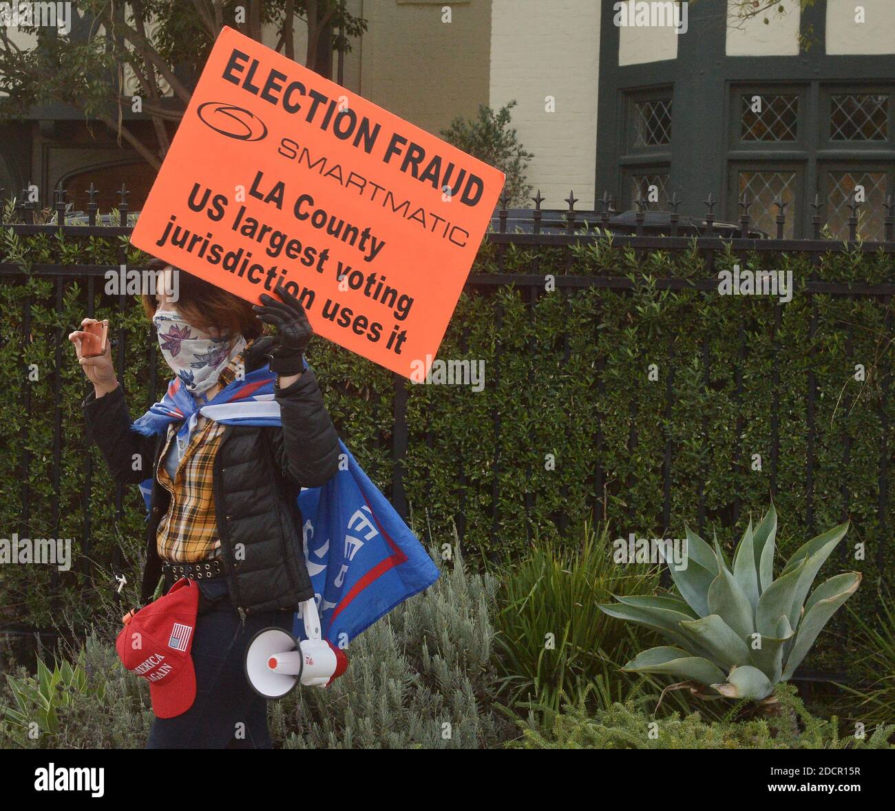 Los Angeles, Stati Uniti. 22 novembre 2020. I membri del gruppo conservatore SaveCalifornia.com protestano contro le restrizioni relative al coronavirus al di fuori della residenza ufficiale del sindaco Garcetti a Los Angeles domenica 22 novembre 2020. In mezzo a un aumento in nuovi casi COVID-19 nelle contee nel più restrittivo livello viola del sistema di monitoraggio del coronavirus dello stato, Garcetti e Gov. Gavin Newsom ha emesso un 'Limited Stay at Home Order' che proibisce tutti 'lavori, movimenti e incontri non essenziali' tra le 10 e le 5 Foto di Jim Ruymen/UPI Credit: UPI/Alamy Live News Foto Stock