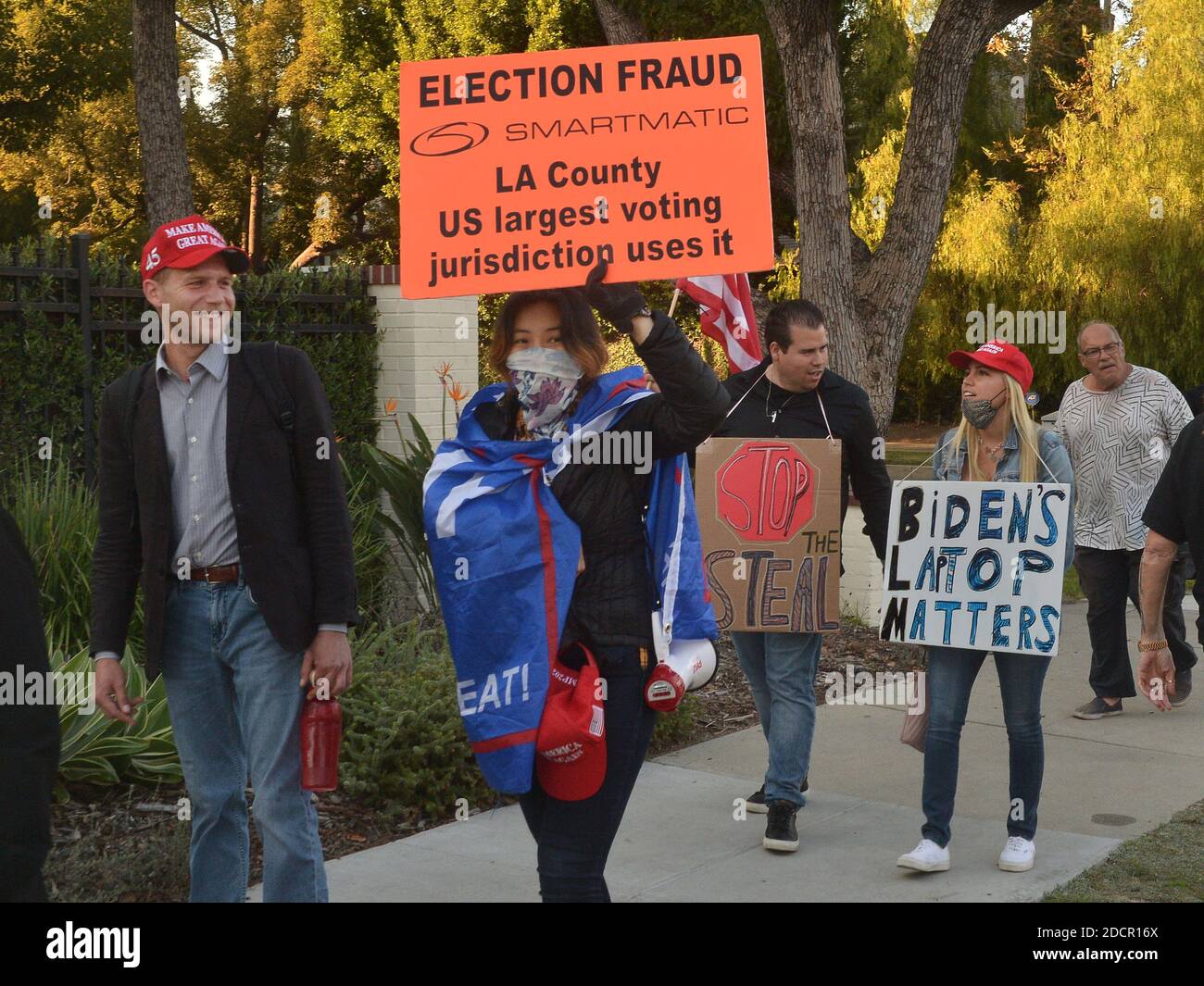 Los Angeles, Stati Uniti. 22 novembre 2020. I membri del gruppo conservatore SaveCalifornia.com protestano contro le restrizioni relative al coronavirus al di fuori della residenza ufficiale del sindaco Garcetti a Los Angeles domenica 22 novembre 2020. In mezzo a un aumento in nuovi casi COVID-19 nelle contee nel più restrittivo livello viola del sistema di monitoraggio del coronavirus dello stato, Garcetti e Gov. Gavin Newsom ha emesso un 'Limited Stay at Home Order' che proibisce tutti 'lavori, movimenti e incontri non essenziali' tra le 10 e le 5 Foto di Jim Ruymen/UPI Credit: UPI/Alamy Live News Foto Stock