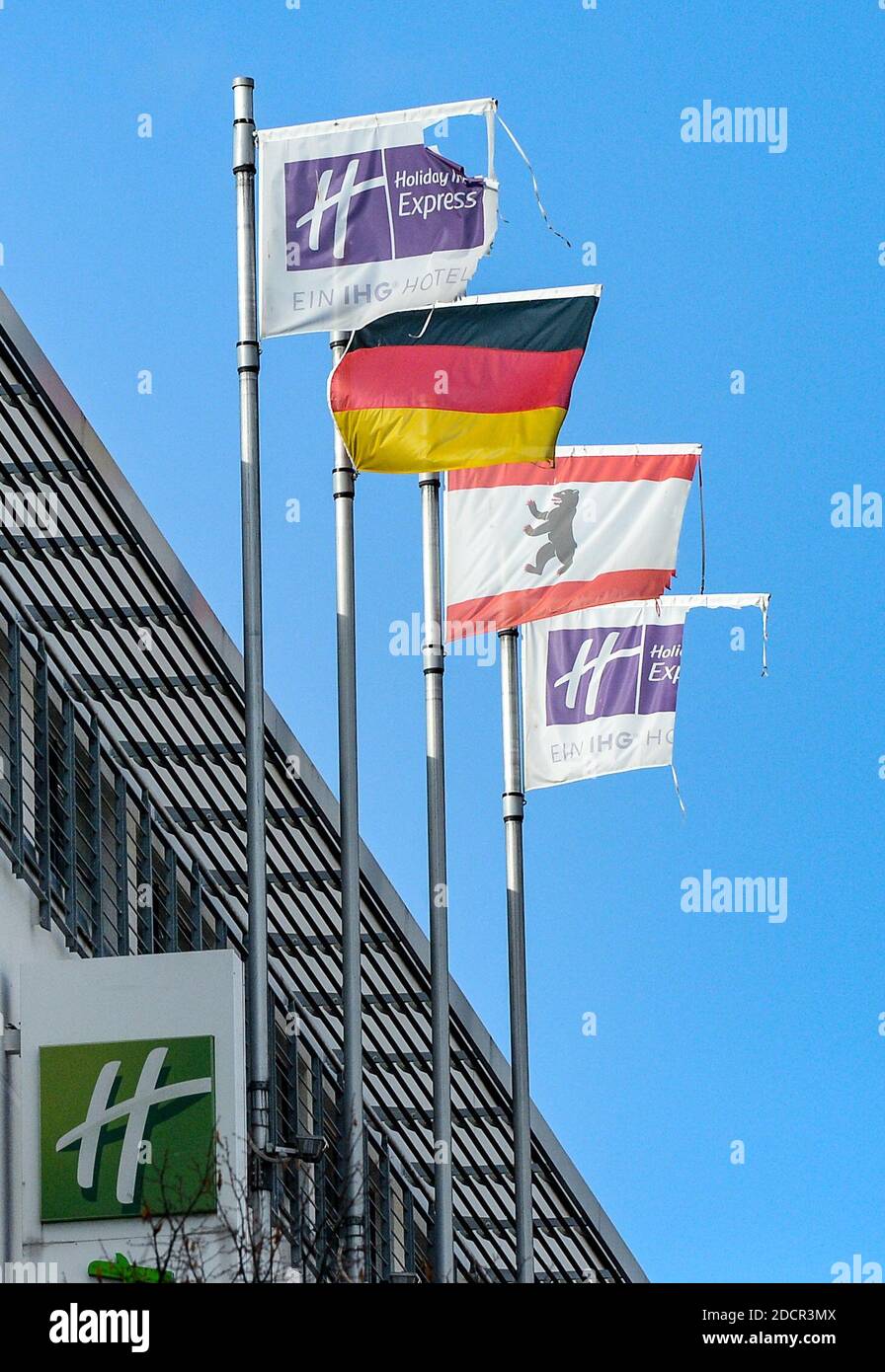 Berlino, Germania. 05 novembre 2020. Bandiere sull'edificio dell'Hotel  Holiday Inn Express Berlin City Centre su Stresemannstraße. Si possono  vedere le bandiere strappate della catena alberghiera, la bandiera tedesca  e la bandiera di