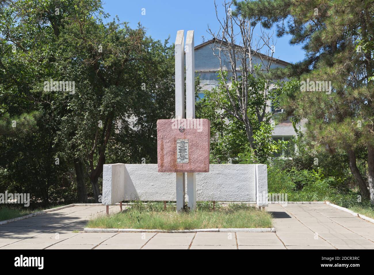 Saki, Crimea, Russia - 23 luglio 2020: Stele con l'iscrizione la strada è stata rinominata in onore dell'eroe dell'Unione Sovietica Lobozov Vasily Andree Foto Stock